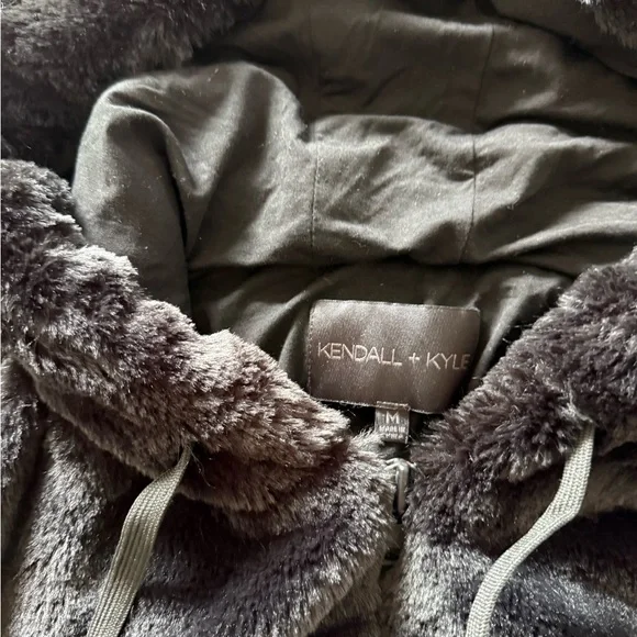 Oversized fur hoodie | Kendall & Kylie - Picture 2 of 3